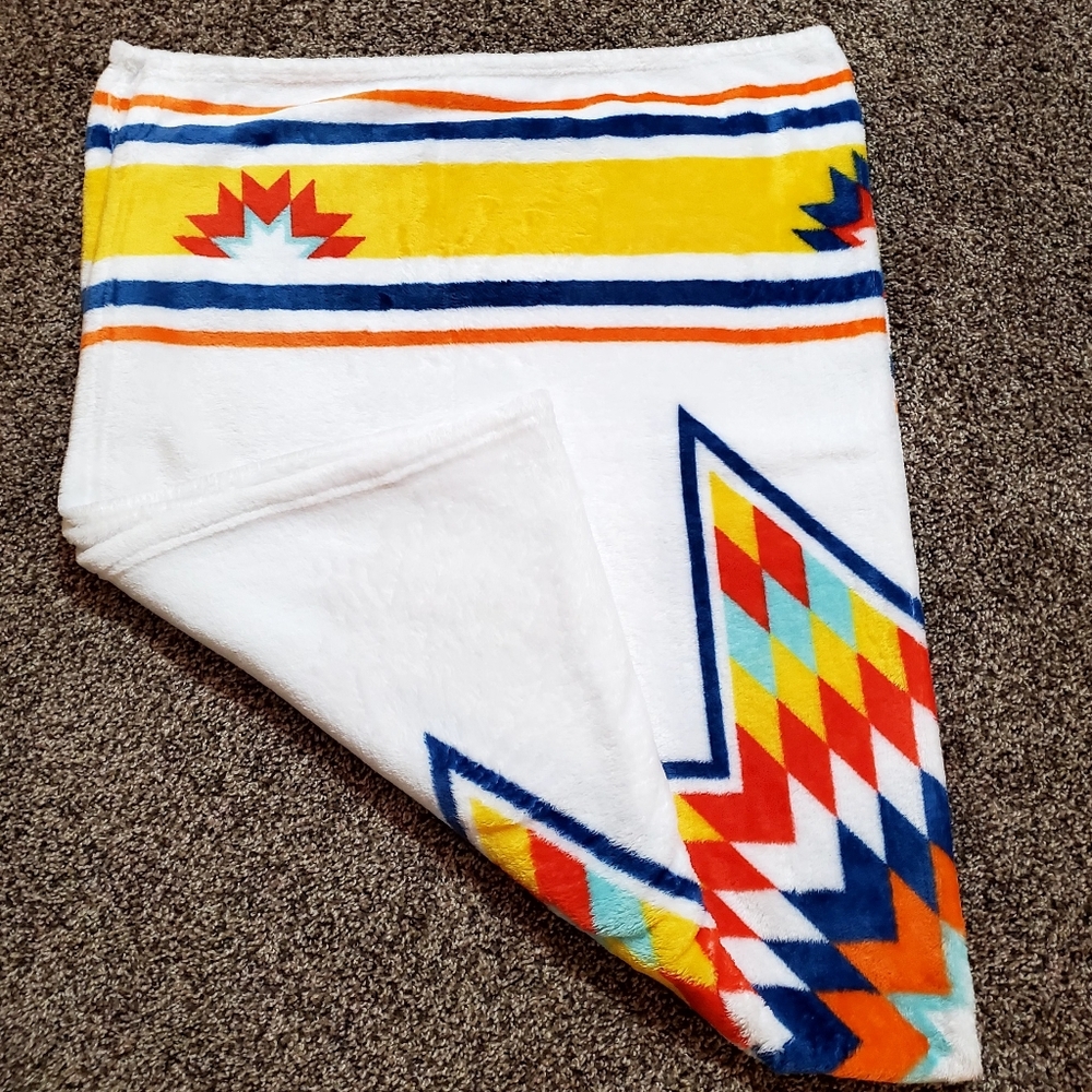 St. Labre Indian School Soft Cozy Vibrant Southwestern Blanket. - Picture 4 of 6